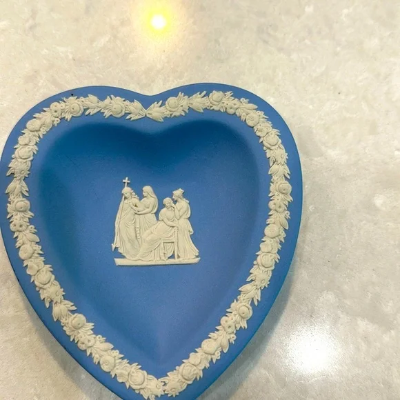 Wedgwood vintage jasperware cornflower blue heart dish. Classical design center - Picture 3 of 7